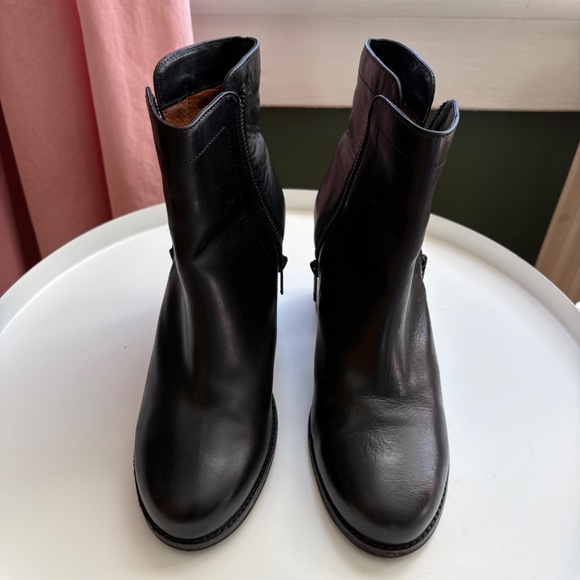 Like NEW Frye Addie Double Zip Boot - Picture 6 of 9